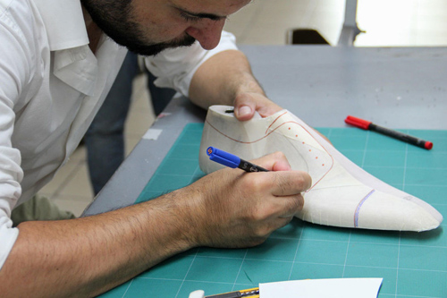 揭秘红底鞋的诞生 探秘工厂，解码平面设计